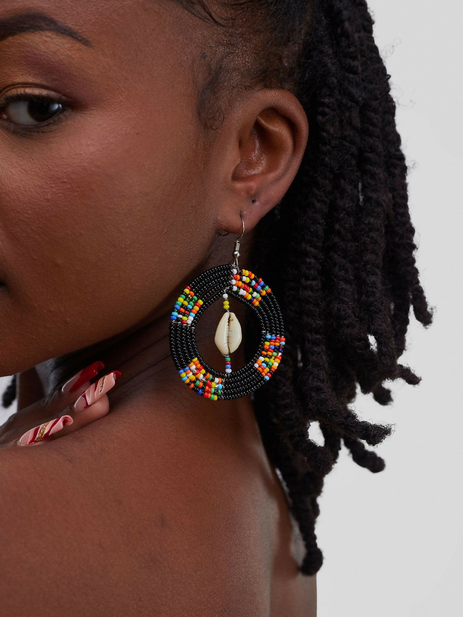 Round Shell Earring - Black